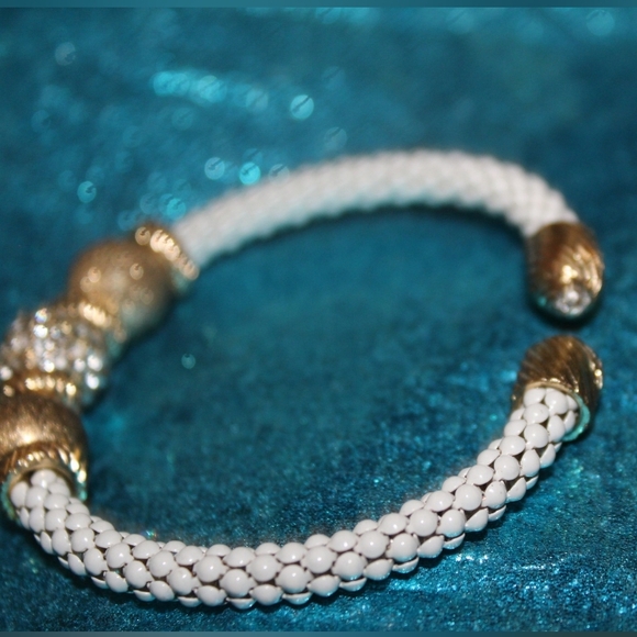 Vintage White Enamel Mesh Rhinestones Cuff Bracelet & Gold Mesh Bow Earrings - Picture 5 of 17